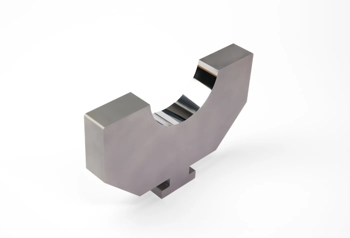 Metallteil mit Ausschnitten, hergestellt bei Sacher CNC
