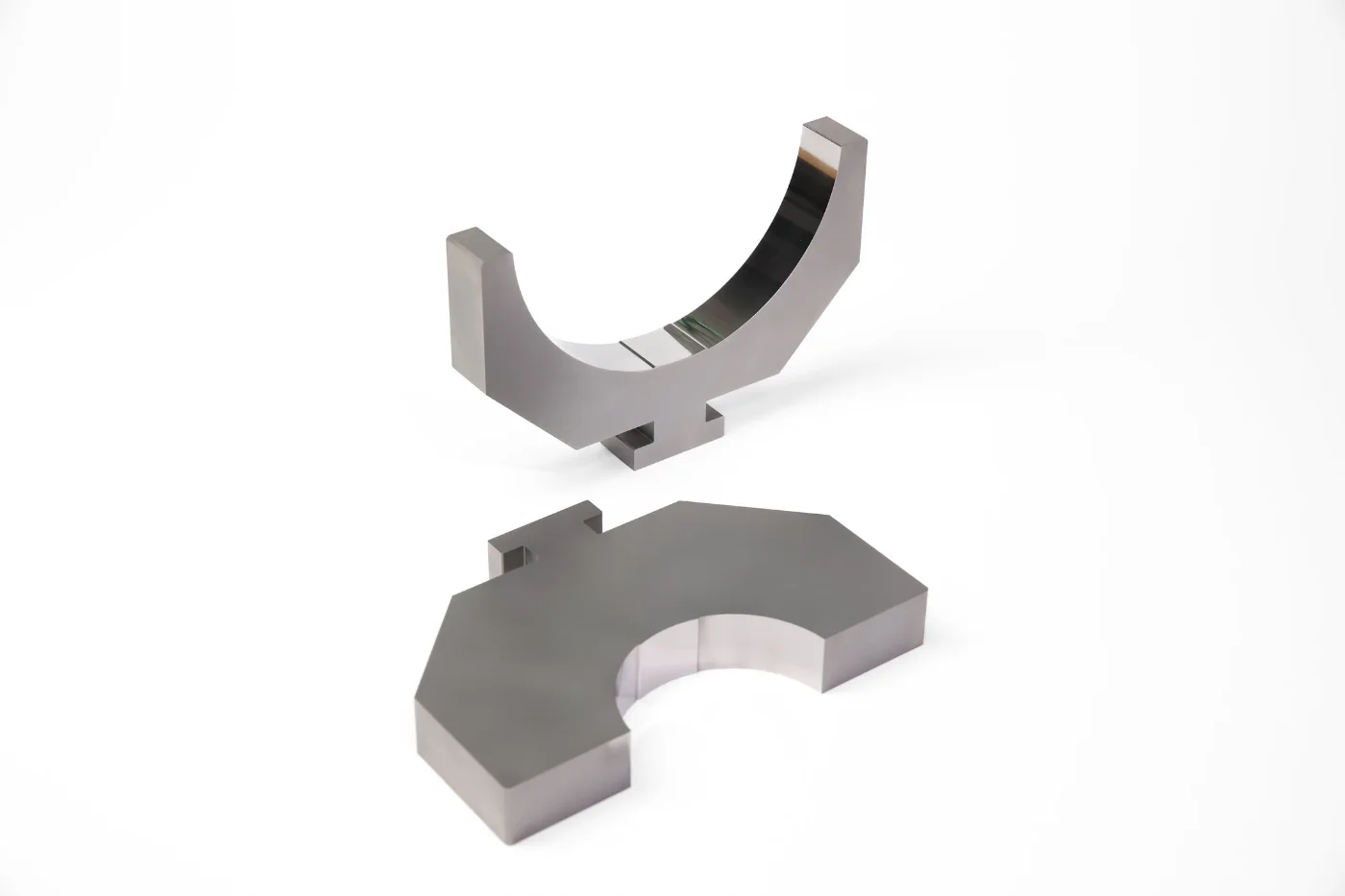 Metallteile mit komplexer Geometrie auf hellem Hintergrund