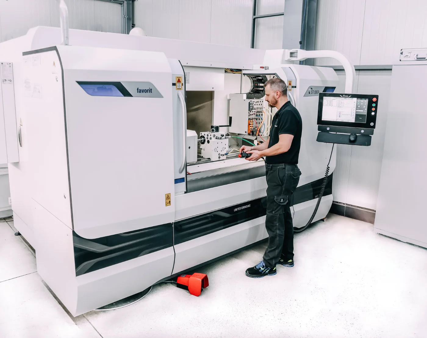 Operator przy szlifierce CNC