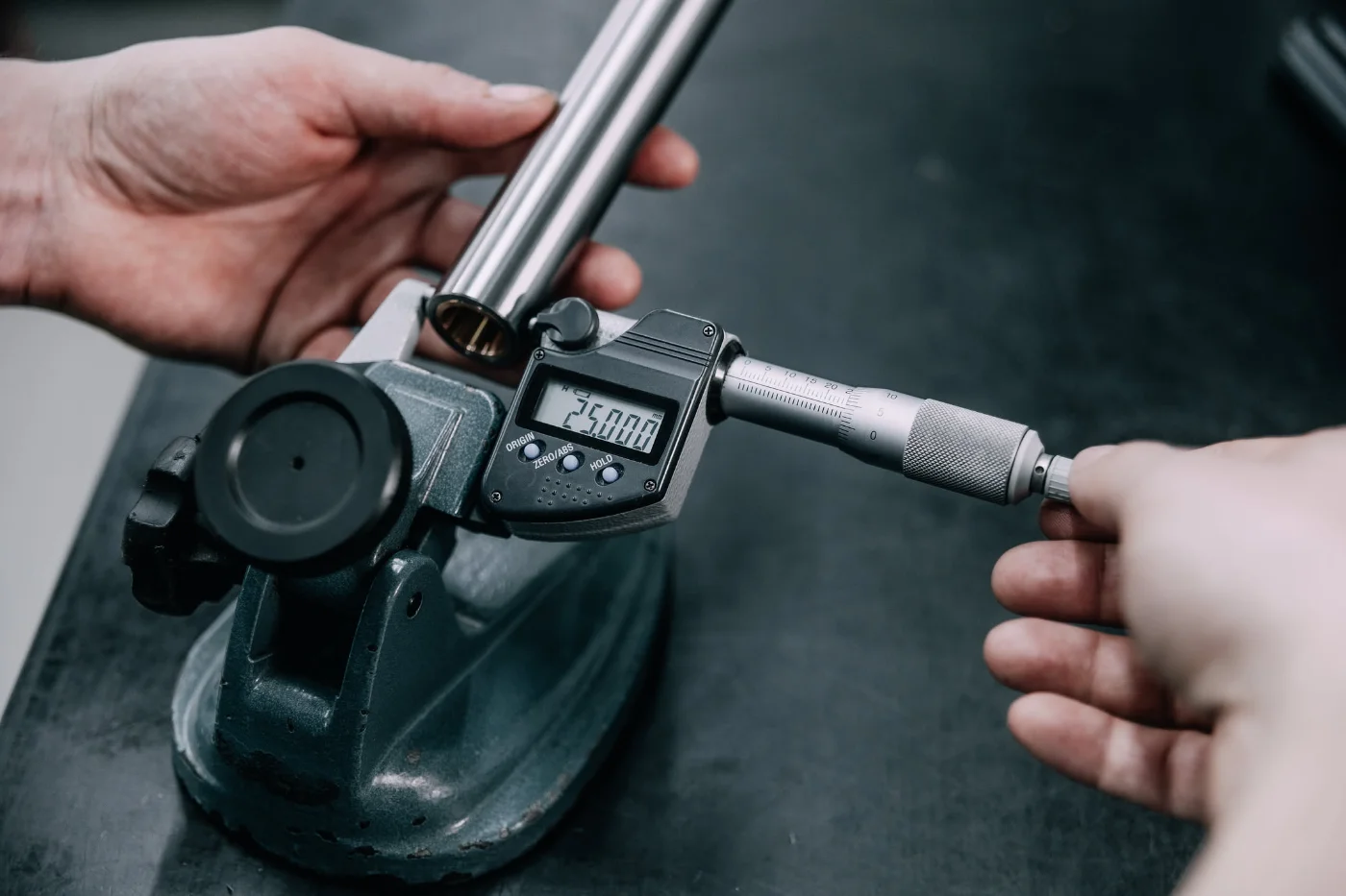 Measuring a part with a micrometer
