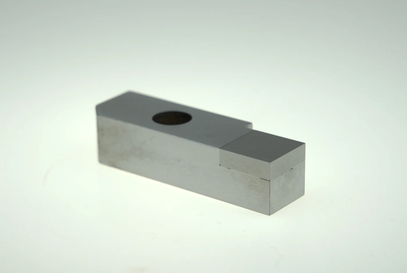 Obrobiony metalowy blok po obróbce cieplnej