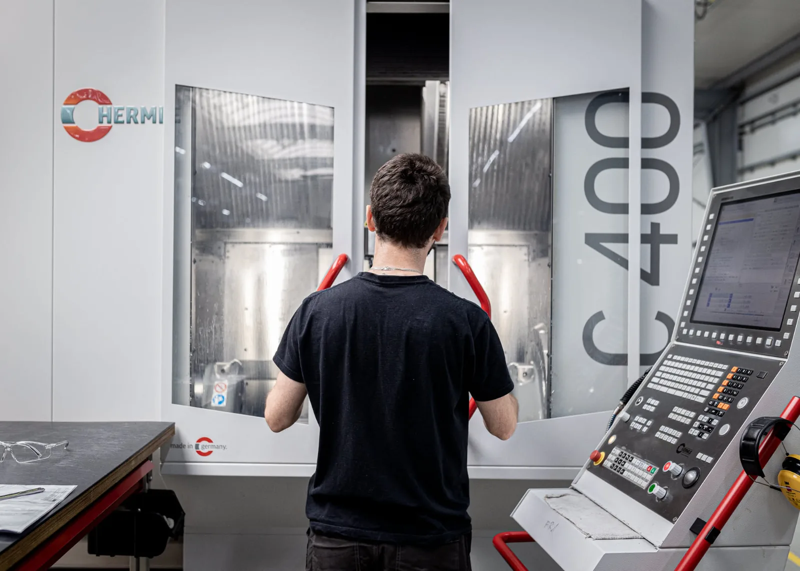 Operator przy centrum obróbczym Hermle C400