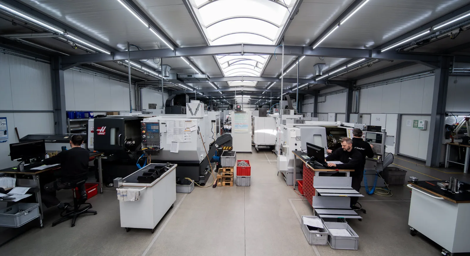 Centra obróbcze CNC w hali Sacher CNC